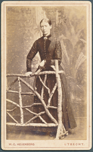 710815 Carte-de-visitefoto van een onbekende dame, gemaakt door W.C. Heijenberg, Photografisch Atelier, ...